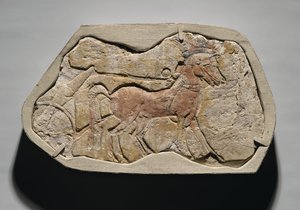 Kahden hevosen jänne, joka vetää vaunuja, Tell el-Amarnasta, Uudesta kuningaskunnasta, n. 1353-1336 eKr. (maalattu kipsikipsi)