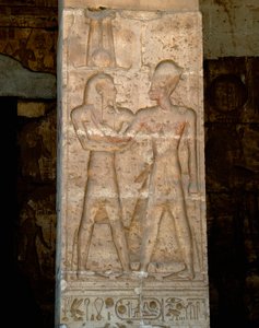 Muinaisen Egyptin taide: Seti I:n (Sety tai Seti I) temppelin pylvään matalareliefi. tekijältä Egyptian 19th Dynasty