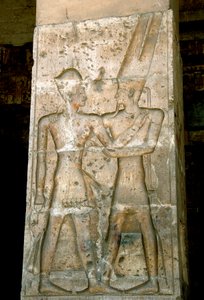 Muinainen egyptiläinen taide: Matala kohokuvio Sethi I:n (Sety tai Seti I) temppelin pylväässä tekijältä Egyptian 19th Dynasty