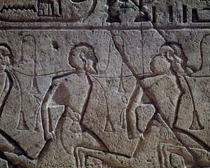 Ramses II:n assyrialaiset vangit, reliefi, Abu Simbelin päätemppeli (Unescon maailmanperintöluettelo). tekijältä Egyptian 19th Dynasty