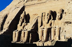 Ramesses II:n temppelin kolossaalipatsaat, Abu Simbel, Egypti, Uusi valtakunta, XIX dynastia tekijältä Egyptian 19th Dynasty