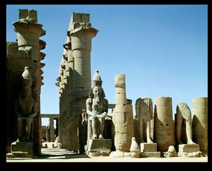 Ramses II:n kolossi (n. 1279–1213 eKr.) ja Amenophis III:n pylväs (1403–1365 eKr.), Peristyle Courtissa