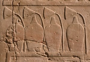 Yksityiskohta reliefistä, joka kuvaa purkkeja ja lootuksenkukkia (kalkkikivi) tekijältä Egyptian 19th Dynasty
