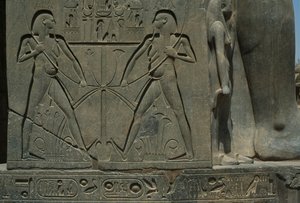Yksityiskohta reliefistä, joka kuvaa kahta miestä (hiekkakivi) tekijältä Egyptian 19th Dynasty