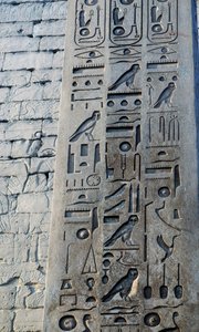 Yksityiskohta vaaleanpunaisesta graniittiobeliskistä, korkeus 25 metriä, Ramses II:n tilaama, Amonin temppeli, Karnakin temppelikompleksi, Luxor, Thebe (Unescon maailmanperintökohde). tekijältä Egyptian 19th Dynasty