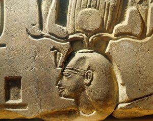 Egypti, Luxor, muinainen Theban kaupunki, Assasifin laakso, reliefin katkelma, jossa on Ramses II:n kuva ja kartuskeja. tekijältä Egyptian 19th Dynasty