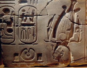 Egypti, Luxor, muinainen Theban kaupunki, Assasifin laakso, reliefin katkelma, jossa on Ramses II:n kuva ja kartuskeja. tekijältä Egyptian 19th Dynasty