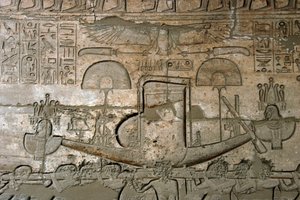 Egyptin antiikin aika: näkymä kohokuvioista, jotka edustavat pyhää venettä, faarao Ramses II:lle (1279-1213 eKr.) omistettu muistotemppeli, Ramasseum-paikka (Ramesseum) Luxorissa, Egyptissä. tekijältä Egyptian 19th Dynasty