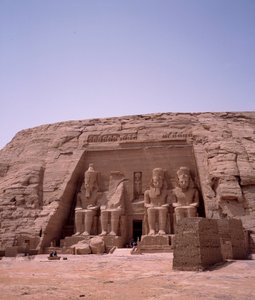 Egyptiläinen antiikki: Ramses II:n temppelin kolossi. 1271-1256 eaa. Abu Simbel (Abu simbel), Aswan, Egypti tekijältä Egyptian 19th Dynasty