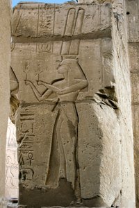 Egyptiläinen antiikki: yksityiskohta reliefeistä, joissa jumalatar Hathor pitelee sisaruksia käsissään, faarao Ramses II:lle (1279-1213 eKr.) omistettu hautajaistemppeli, Ramasseumin (Ramesseumin) paikka Luxorissa Egyptissä. tekijältä Egyptian 19th Dynasty