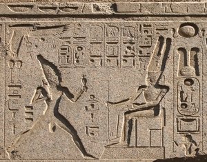 Egyptiläinen antiikki: yksityiskohta arkkitraavista koristaa farao Ramses II:n jumalaa Amonia ja hieroglyfejä kunnioittavan esityksen, farao Ramses II:n (1292-1186 eKr.) temppeli Luxorissa. Itäranta (Thebe), Egypti tekijältä Egyptian 19th Dynasty