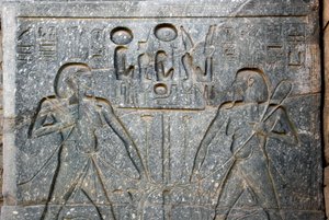 Egyptiläinen antiikki: yksityiskohta farao Ramses II:n (1292-1186 eKr.) patsaan pohjasta, joka edustaa Ylä- ja Ala-Egyptin liittoa. Luxorin temppeli. East Bank (Thebes), Egypti tekijältä Egyptian 19th Dynasty