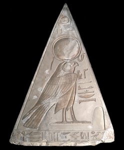 Egyptiläinen antiikki: Ramose-kappelin pyramidin kärki Ra-Harakten (Re Harakte) esityksen decoree nousevan auringon jumalallinen tekijältä Egyptian 19th Dynasty
