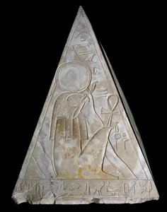Egyptiläinen antiikki: Ramose-kappelin pyramidin kärki Decoree Re-Atumin (Re Atum tai Ra-Atum tai Ra Atum tai Re Toum) jumaluuden laskevasta auringon kuvauksesta. 19. dynastia ((1295-1190 eKr.) Deir el Medineh Dim. k. 70 cm Torinon egyptiläinen museo tekijältä Egyptian 19th Dynasty