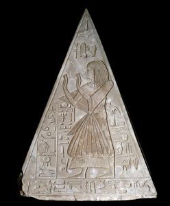 Egyptiläinen antiikki: Ramose-kappelin pyramidin kärki decoree, joka edustaa myöhään palvovaa Ra-Haraktea (Re Harakte) nousevan auringon jumalallista tekijältä Egyptian 19th Dynasty