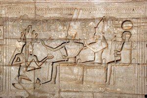 Egyptin antiikin: reliefi, joka kuvaa farao Ramses II:ta Theban-kolmikon jumalien Amonin, Mutin ja Khonsun edessä; Faarao Ramses II:lle (1279-1213 eKr.) omistettu hautajaistemppeli, Ramasseumin (Ramesseumin) paikka Luxorissa, Egyptissä. tekijältä Egyptian 19th Dynasty