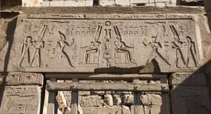 Egyptiläinen antiikki: näkymä arkkitraavista koristaa Amonia kunnioittavaa farao Ramses II:ta ja hieroglyfejä, farao Ramses II:n (1292-1186 eKr.) temppeli Luxorissa. East Bank (Thebes), Egypti tekijältä Egyptian 19th Dynasty