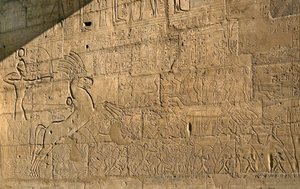 Egyptiläinen antiikki: näkymä Ramses II:n urotekoja juhlivista reliefeistä Qadeshin taistelun aikana vuonna 1274 eKr., faarao Ramses II:lle (1279-1213 eKr.) omistettu muistotemppeli, Ramasseumin (Ramesseumin) paikka Luxorissa, Egyptissä. tekijältä Egyptian 19th Dynasty