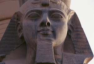 Istuvan Ramesses II:n patsaan kasvot, Thebanin nekropoli (Unescon maailmanperintöluettelo). tekijältä Egyptian 19th Dynasty
