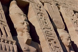 Ramses II:n (1279-1213) ja Hathor/Nefertarin päämiehet kuningatar Nefertarin temppelin julkisivussa, Uusi kuningaskunta, noin 1250 eKr. (kuva) (yksityiskohta 118459) tekijältä Egyptian 19th Dynasty