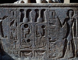 Hieroglyfejä, yksityiskohta kuninkaan kolossaalisen patsaan sorkasta, Ramesses II:n sisäpiha, Amunin temppeli (Unescon maailmanperintöluettelo). tekijältä Egyptian 19th Dynasty
