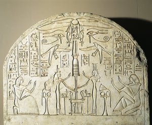 Perineferin kalkkikivinen pylväs, jossa Isis ja Neftis palvovat Osirista esittävää fetissiä, Abydosista, Ramses II:n hallituskaudelta. tekijältä Egyptian 19th Dynasty