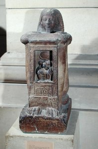 Naoforinen kirjuri Kha-patsas jumalan Thotin kanssa naosissa, Uusi kuningaskunta, noin 1279-1212 eKr. (kvartsiitti)