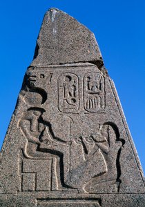 Obeliski, jossa reliefit ja Ramses II:n kirjoitukset, Suuri Amunin temppeli, Tanis, Egypti, Egyptin sivilisaatio, Uusi valtakunta, XIX dynastia tekijältä Egyptian 19th Dynasty