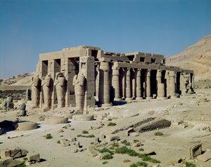 Ramses II:n (1279-1213 eKr.) Osiridihahmot, jotka reunustavat Uuden kuningaskunnan toisen hovin muureja,