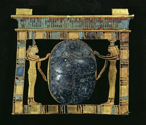 Visiiri, Paser, skarabeus, jota reunustavat jumalattaret Isis ja Nephthys, Serapeumista Memphisistä, Uudesta kuningaskunnasta (kulta, lapis lazuli ja lasitahna)