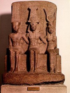 Ramesses II (1304-1237 eaa.) istumassa Amunin ja Mutin välissä, Karnakista, Uusi valtakunta, n. 1279-13 eaa. (graniitti).
