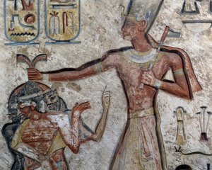Ramesses II pitää vankeja hiuksista kiinni, yksityiskohta, Egyptin sivilisaatio, Uusi valtakunta, XIX dynastia tekijältä Egyptian 19th Dynasty
