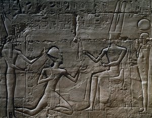 Ramesses II Amun-Ran edessä, reliefi, Suuri hypostyylisali, Amunin temppeli, Karnakin temppelikompleksi (Unescon maailmanperintöluettelo). tekijältä Egyptian 19th Dynasty