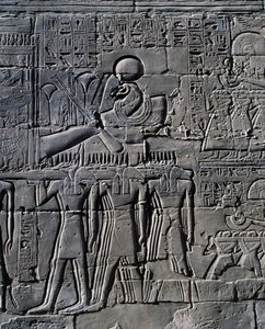 Ramesses II pyhän veneen edessä, reliefi, Suuren hypostyylisalin sisäseinät, Karnakin temppelikompleksi (Unescon maailmanperintöluettelo). tekijältä Egyptian 19th Dynasty
