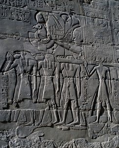 Ramesses II pyhän veneen edessä, reliefi, Suuren hypostyylisalin sisäseinät, Karnakin temppelikompleksi (Unescon maailmanperintöluettelo). tekijältä Egyptian 19th Dynasty