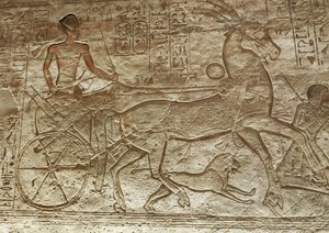 Ramses II kärryillään, Abu Simbelin suuri temppeli (reliefi) tekijältä Egyptian 19th Dynasty