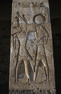 Reliefi, joka kuvaa faaraota ja Horus-jumalaa, Seti I:n temppelin porttikongissa. tekijältä Egyptian 19th Dynasty