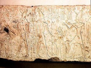 Reliefi, jossa Ramesses II (1279-1213 eaa.) tekee rituaalisia uhreja Osiriksen perheelle, oikean puolen yksityiskohta, jossa Ramesses tarjoaa kaksi viinipulloa Horukselle, Abydosista, Uusi valtakunta (kalkkikivi). tekijältä Egyptian 19th Dynasty