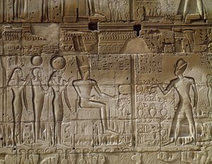 Reliefi, joka kuvaa Seti I:tä (n. 1294-1279 eKr.) tekemässä uhria Amunille Hypostyle Hallin pohjoisesta ulkoseinästä, Uudesta kuningaskunnasta
