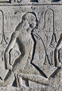 Reliefi, joka esittää mustia ja aasialaisia vankeja Kadeksen taistelusta, yksityiskohta valtaistuinten jalustasta Ramses II:n suuren temppelin julkisivussa, Abu Simbel (Unescon maailmanperintöluettelo). tekijältä Egyptian 19th Dynasty