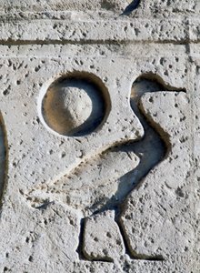 Reliefi, joka esittää hanhea ja aurinkoa, faraon symboleja, joiden avulla hän tunnisti Ra-jumalan pojan, Ramses II:n suuri temppeli, Abu Simbel (Unescon maailmanperintöluettelo). tekijältä Egyptian 19th Dynasty