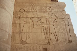 Reliefi, joka kuvaa leijonapäistä jumalatarta Mutia esittelemässä Ramses II:n valtaistuimelle nousevalle Amunille, joka antaa hänelle ankhin Great Hypostyle Hallista, Uudesta kuningaskunnasta