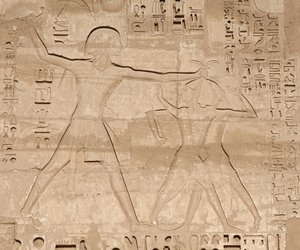 Vihollisten joukkomurhan kohtaus, Horuksen temppeli, Edfu tekijältä Egyptian 19th Dynasty