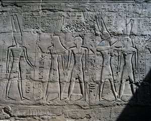 Kohtauksia jumalille uhrauksista, helpotus, Great Hypostyle Hallin sisäseinät, Karnakin temppelikompleksi (Unescon maailmanperintöluettelo tekijältä Egyptian 19th Dynasty