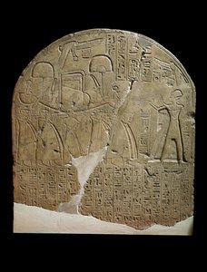 Koptoksen Ramses II:n temppeleiden töiden valvojan Isikselle omistettu Stela, joka kuvaa kuningasta, joka uhraa suitsukkeita Isisin pyhään veneeseen pappien kuljettamana (kalkkikivi) tekijältä Egyptian 19th Dynasty