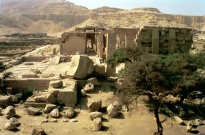 Näkymä ensimmäisen pilonin huipulta, jossa näkyy kaatunut Ramses II:n (1279-1213 eKr.) kolossi ensimmäisessä hovissa, Uudessa kuningaskunnassa tekijältä Egyptian 19th Dynasty