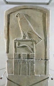 Käärmekuningas stela, noin 3000 eKr. (kalkkikivi) (katso myös 105659)