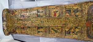 Yksityiskohta Nesyamunin muumion kannesta, mahdollisesti löydetty Deir El-Bahrista, Uudesta kuningaskunnasta, noin 1100 eKr. (maalattu puu) tekijältä Egyptian 20th Dynasty