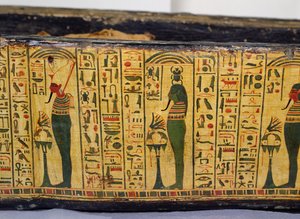 Yksityiskohta Nesyamunin muumion ulkoarkun pohjasta, mahdollisesti löydetty Deir El-Bahrista, Uudesta kuningaskunnasta, noin 1100 eKr. (maalattu puu) tekijältä Egyptian 20th Dynasty