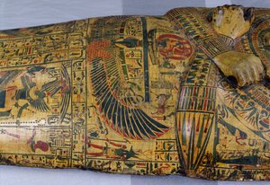 Yksityiskohta Nesyamunin muumion ulkoarkun kannesta, mahdollisesti löydetty Deir El-Bahrista, Uudesta kuningaskunnasta, noin 1100 eKr. (maalattu puu) tekijältä Egyptian 20th Dynasty
